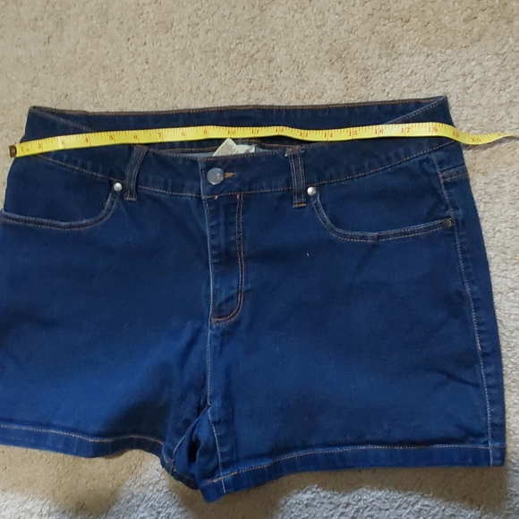 Shorts - Picture 4 of 4